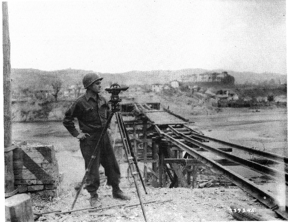Photo 13 – Sergeant Robert E. Sause of the 169th in taking measure for a Bailey bridge on the Reno River (21 April 1945 – Philips; 337245) - (IBC Regione Emilia-Romagna Archive)